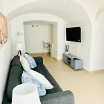 Appartamento Renovated With Small Garden In Ajuda *