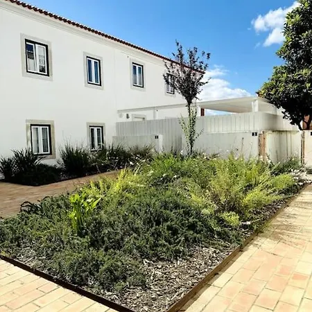 Renovated With Small Garden In Ajuda * Lisbona