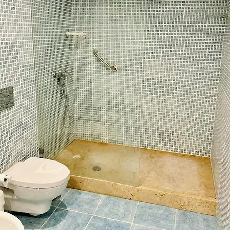 Renovated With Small Garden In Ajuda リスボン